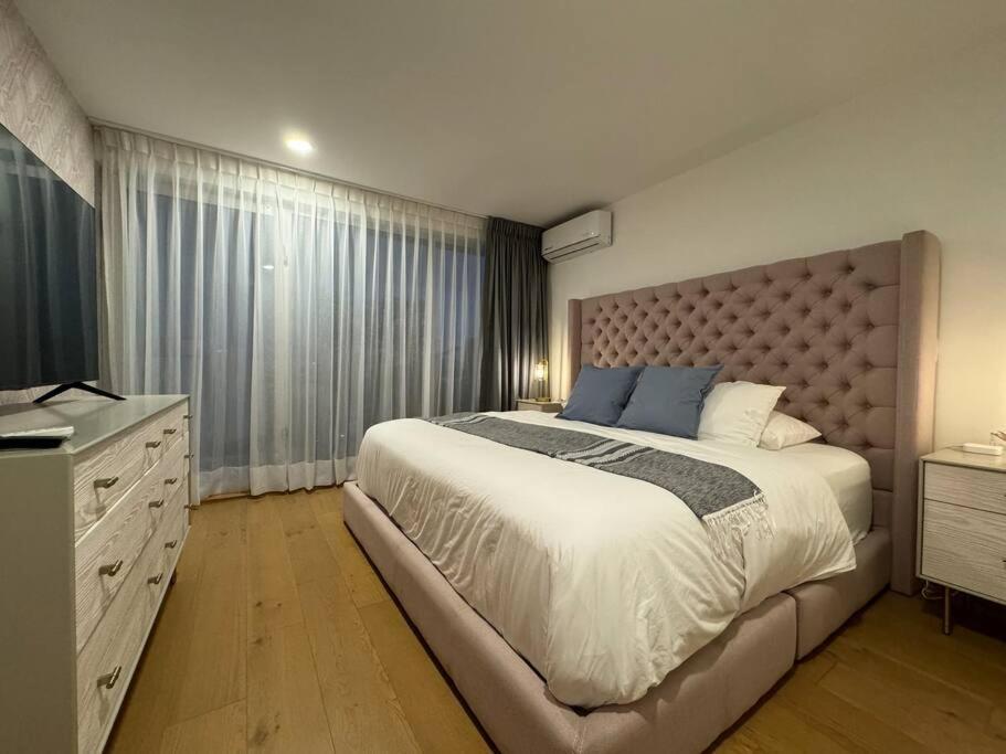 Awesome Views & Great Location Apartment *